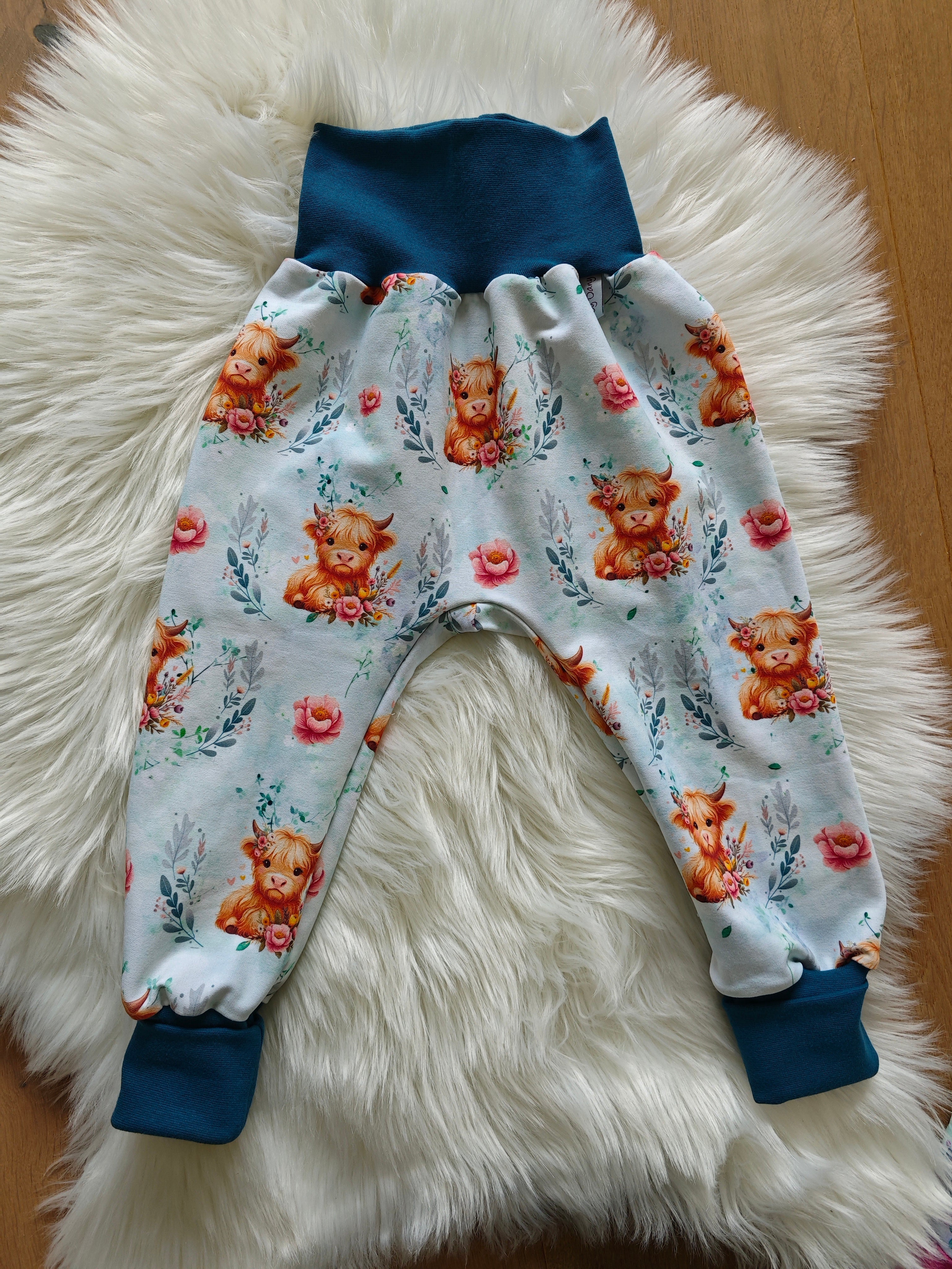 Pumphosen lang Hochlandrind mit Blumen 110/116