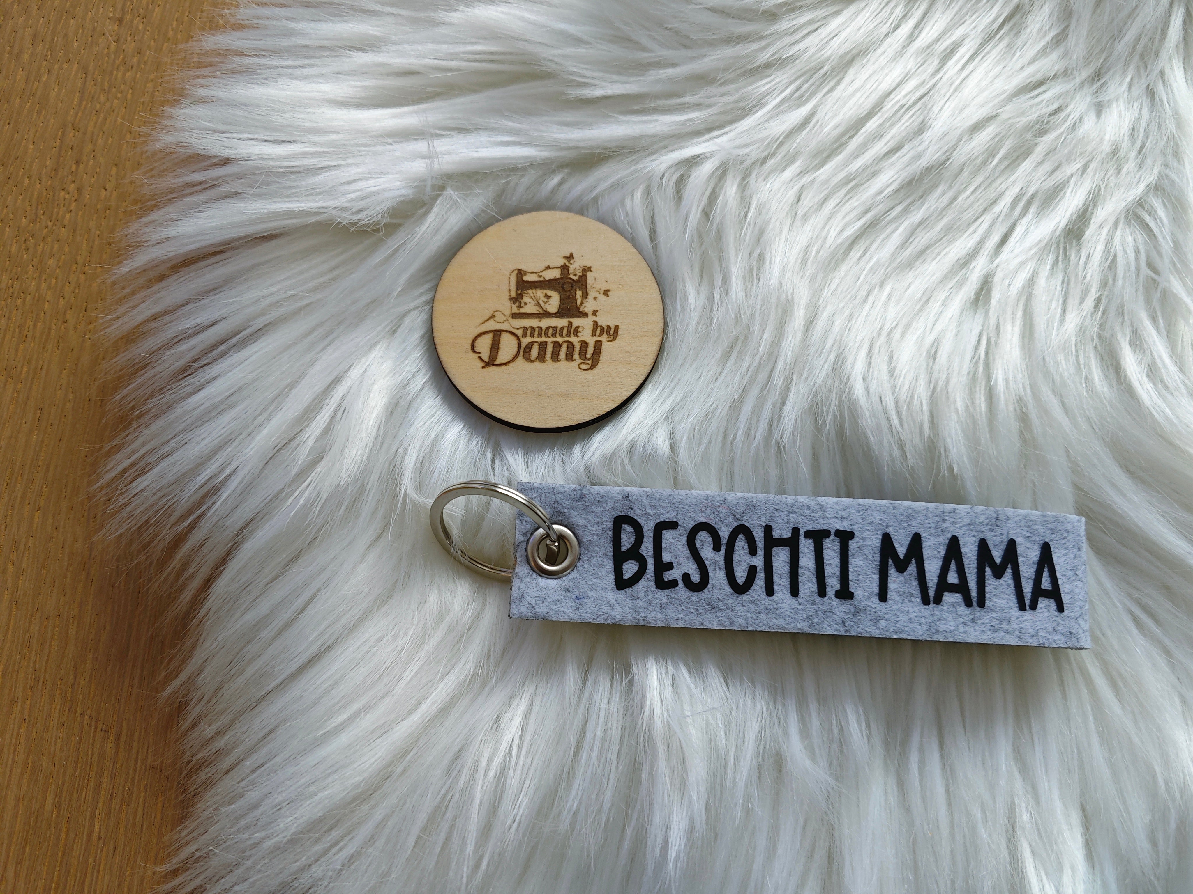 Filz Schlüsselanhänger Beschti Mama - hellgrau meliert