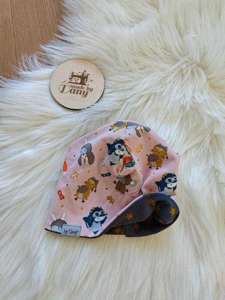 Wendebeanie lustige Heldentiere rosa, Sterne beige auf grau ca. 43-45 cm