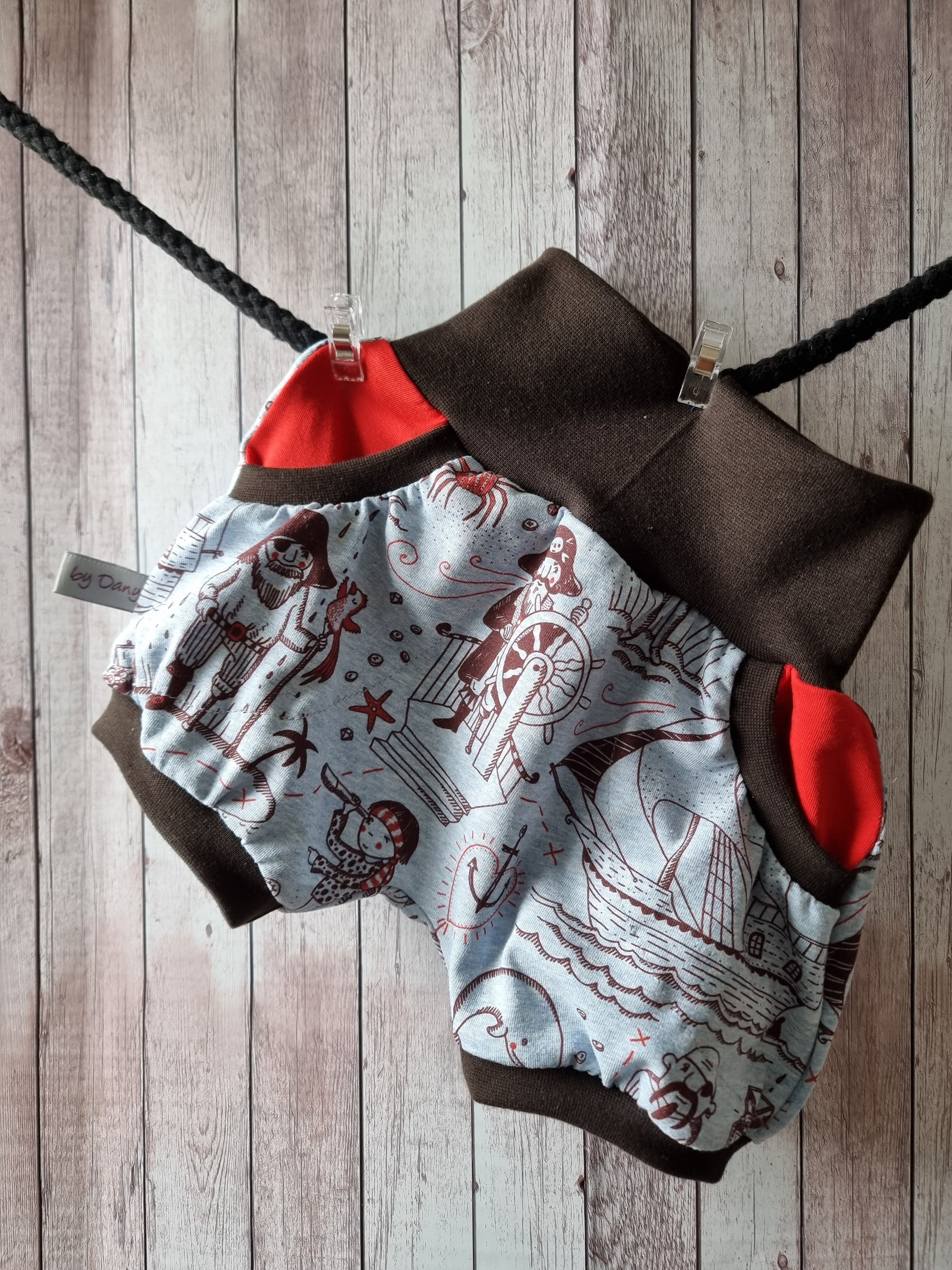 Pumphosen Kurz 2.0 mit Hosentaschen Piratenleben blau, rot, dunkelbraun 92