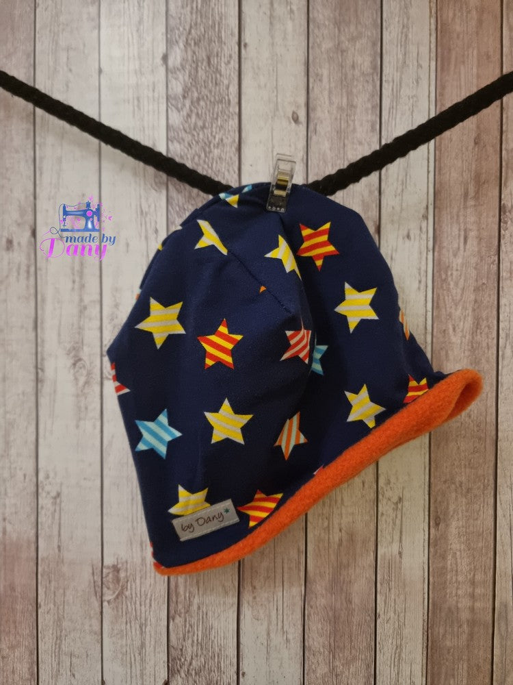 Beanie innen gefüttert Bunte Sterne auf dunkelblau ca. 43-45 cm
