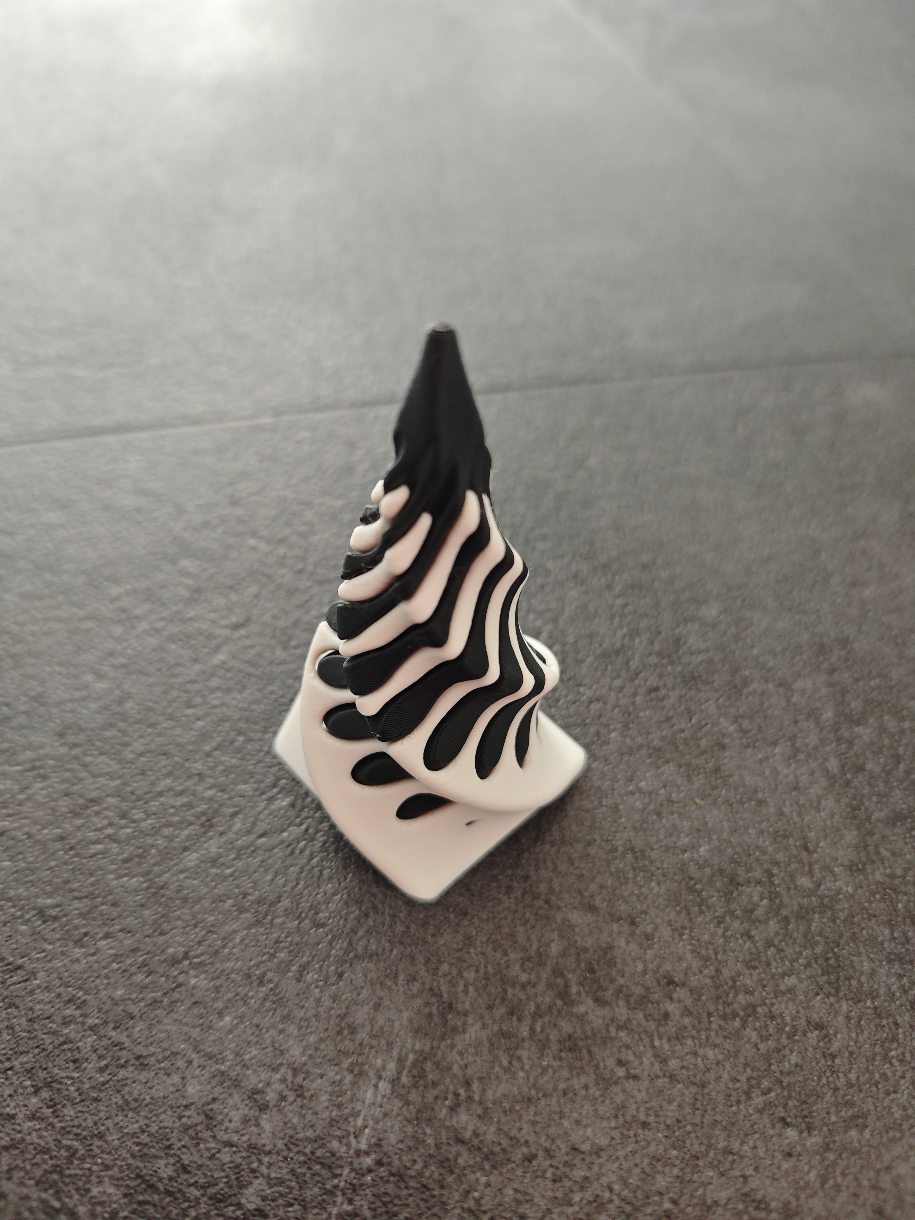 Unmöglich verdrehte Pyramide weiss, schwarz