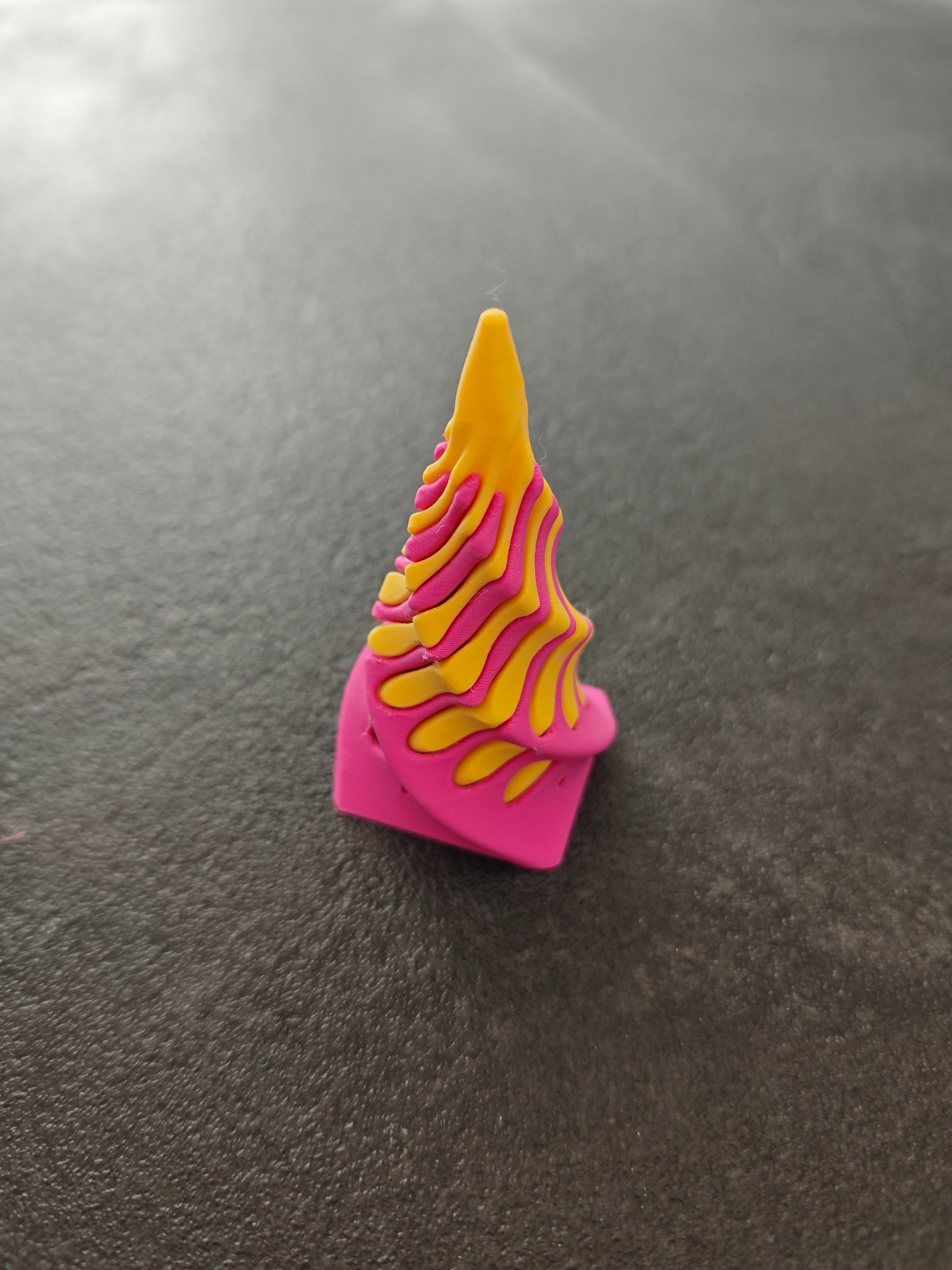 Unmöglich verdrehte Pyramide pink, gelb