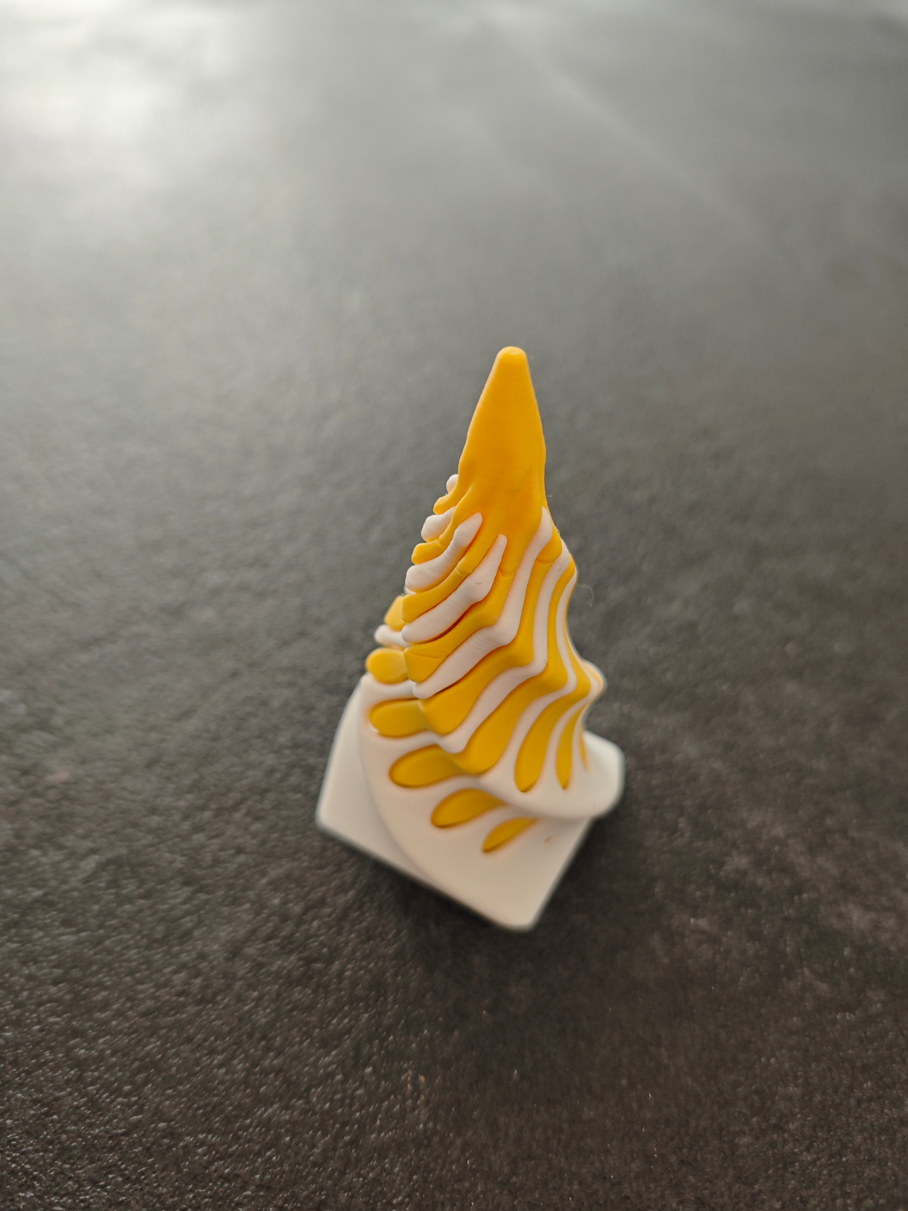 Unmöglich verdrehte Pyramide weiss, gelb