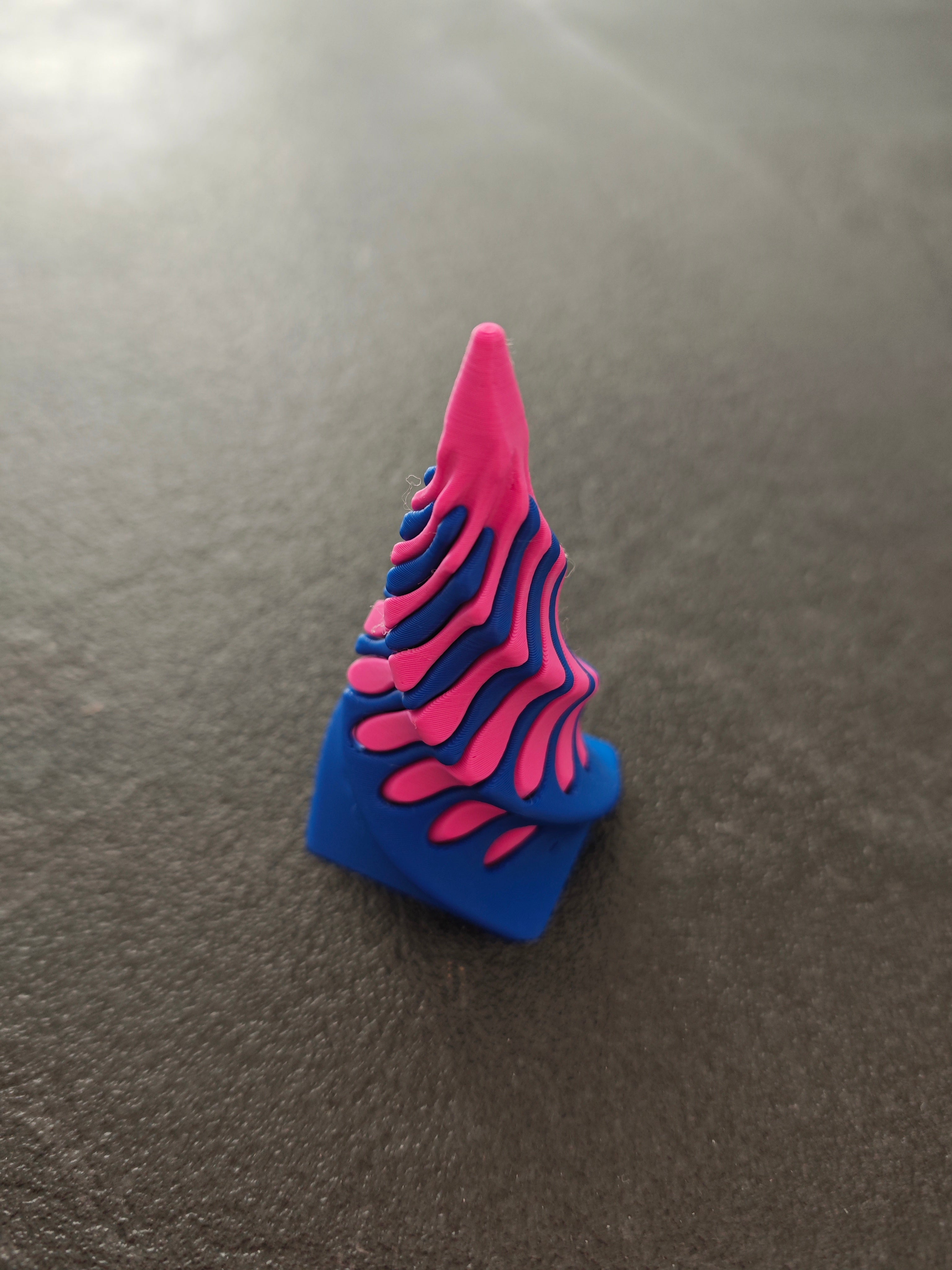 Unmöglich verdrehte Pyramide blau, pink