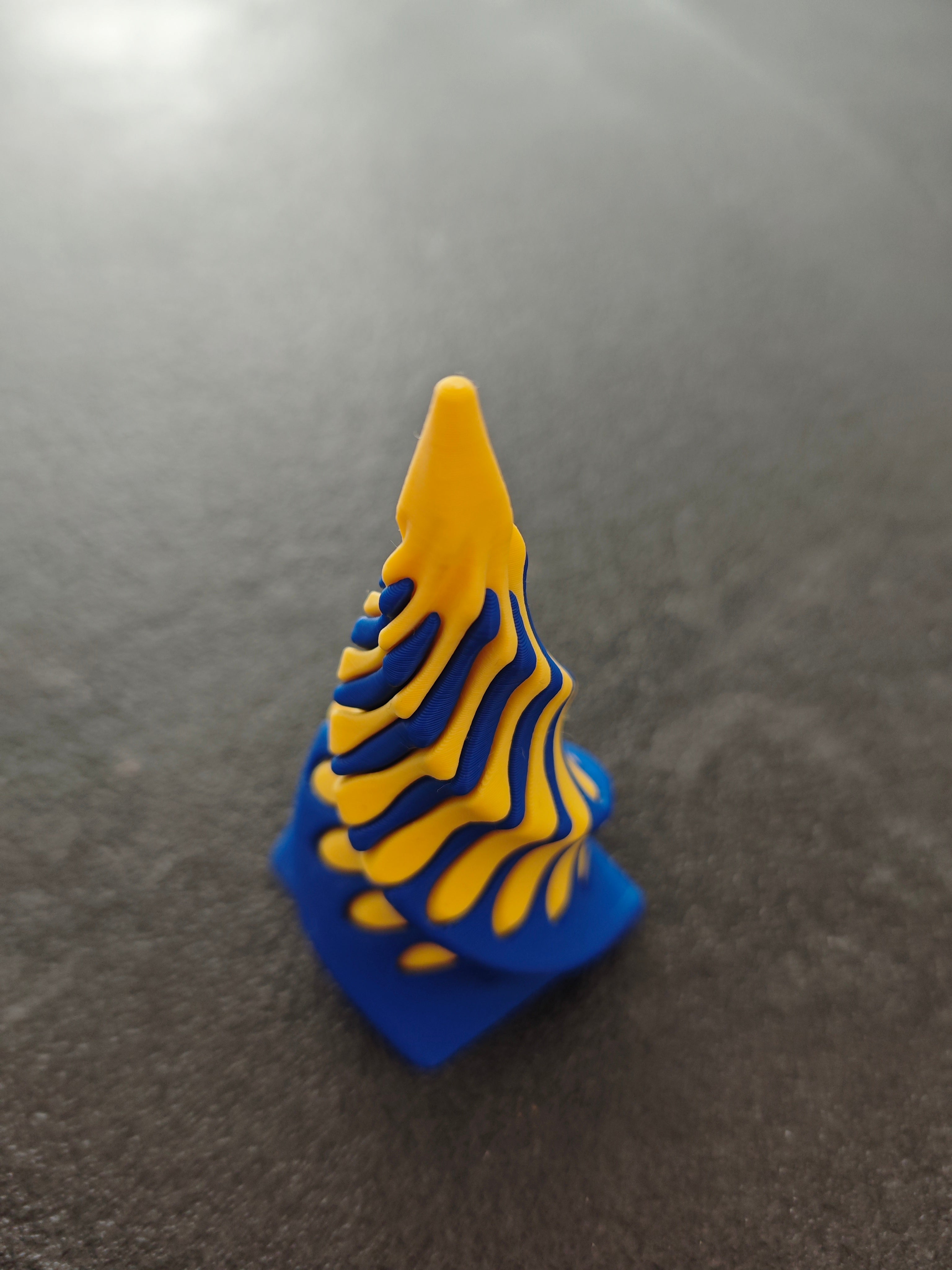 Unmöglich verdrehte Pyramide blau, gelb