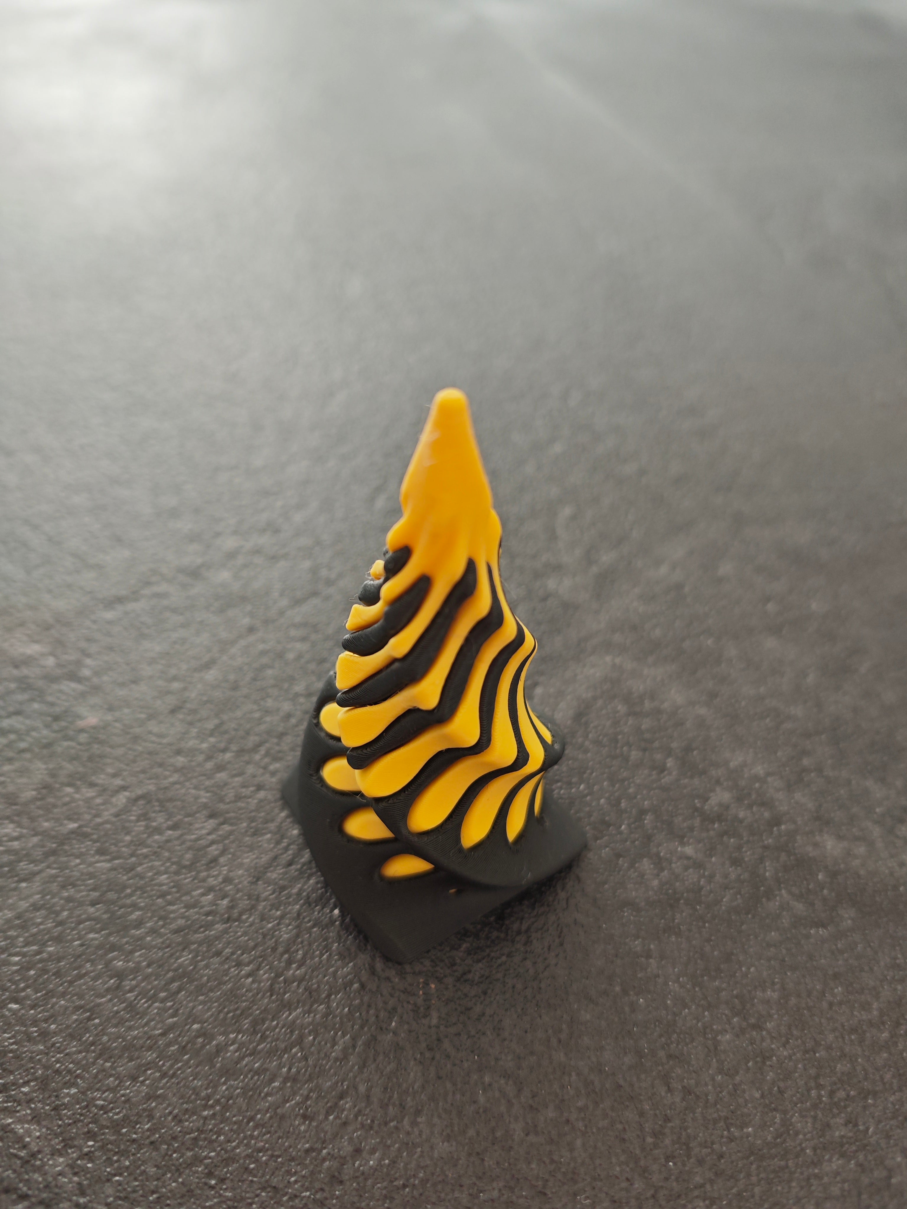 Unmöglich verdrehte Pyramide schwarz, gelb