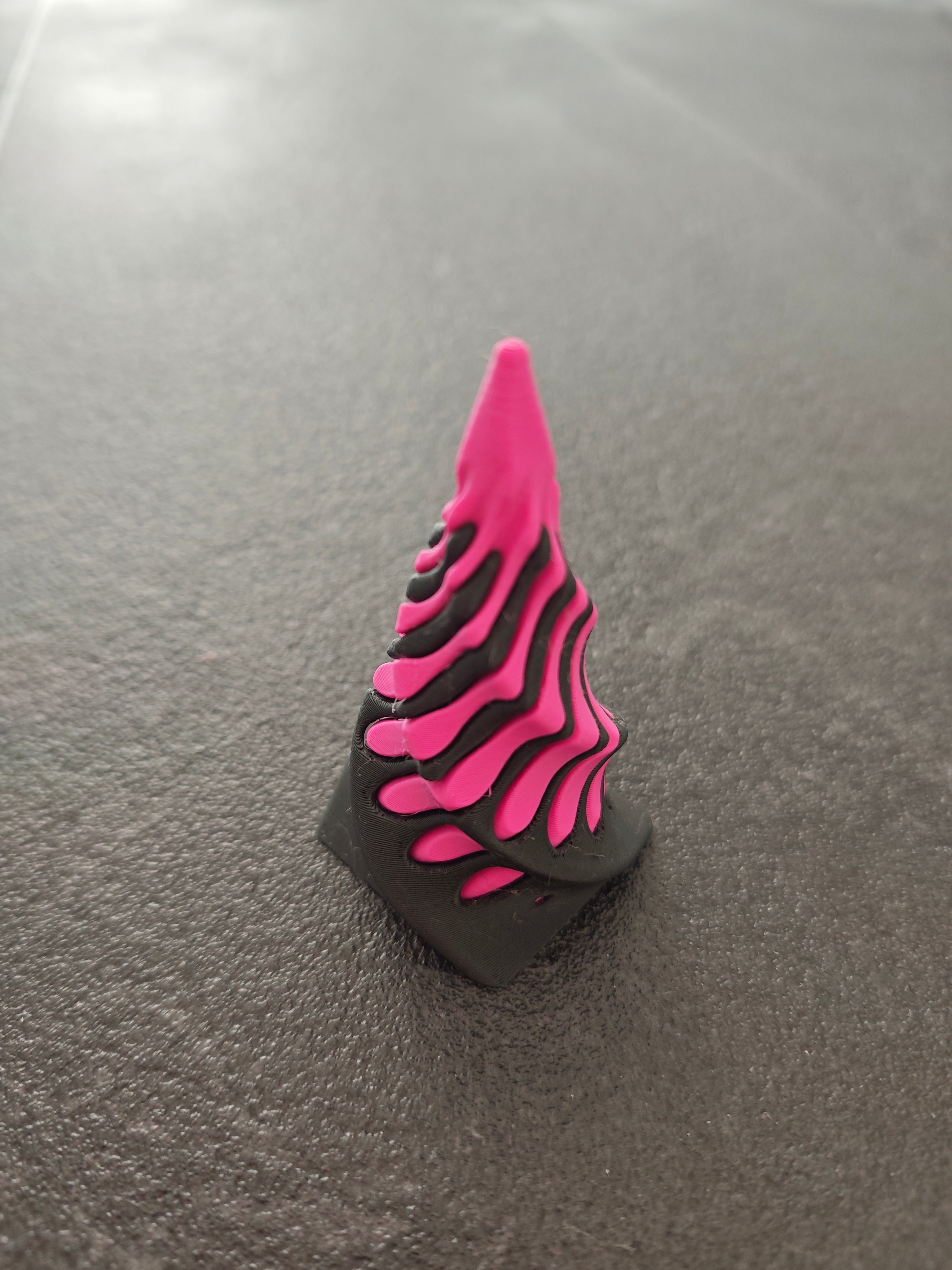 Unmöglich verdrehte Pyramide schwarz, pink