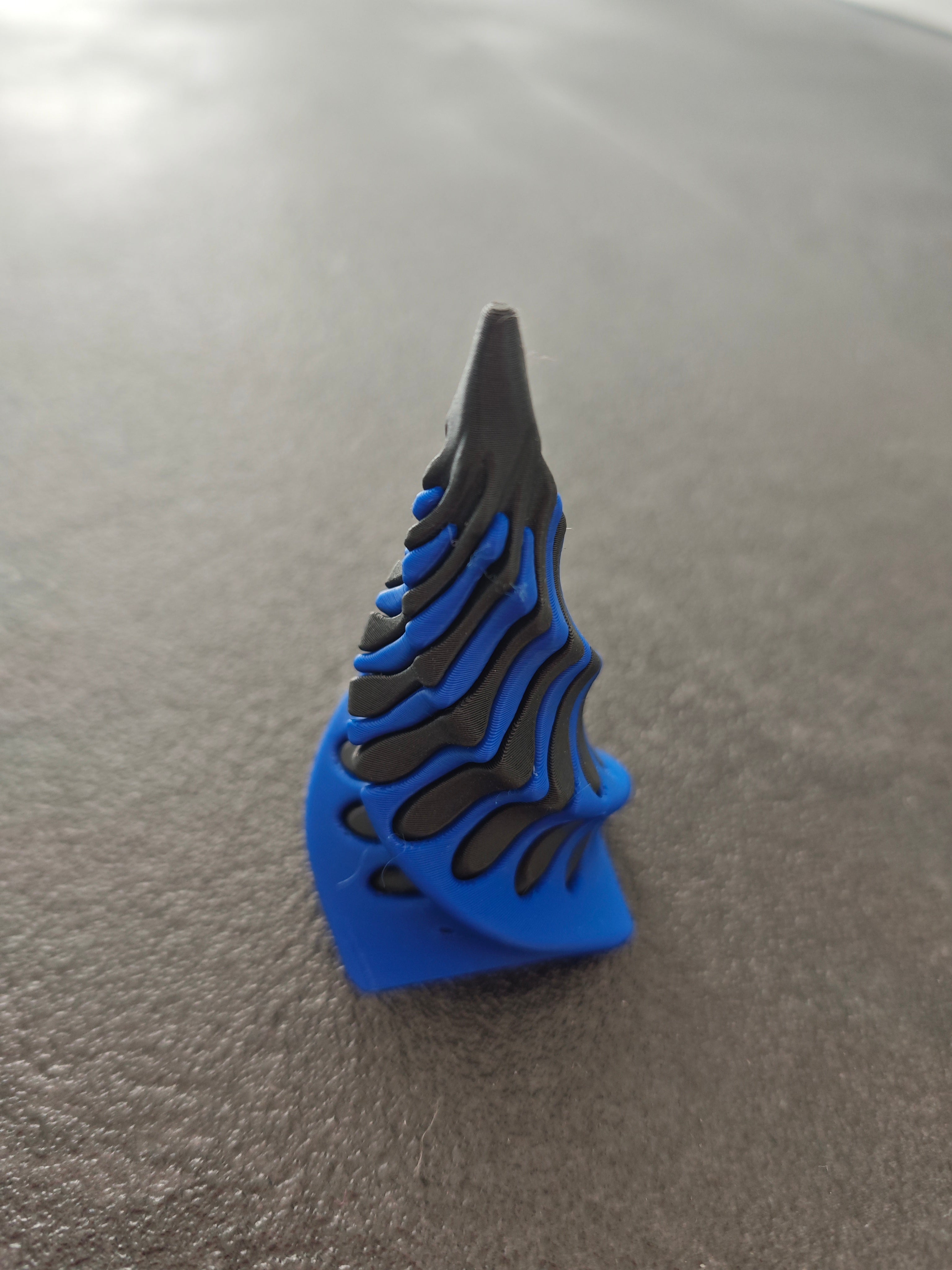 Unmöglich verdrehte Pyramide blau, schwarz