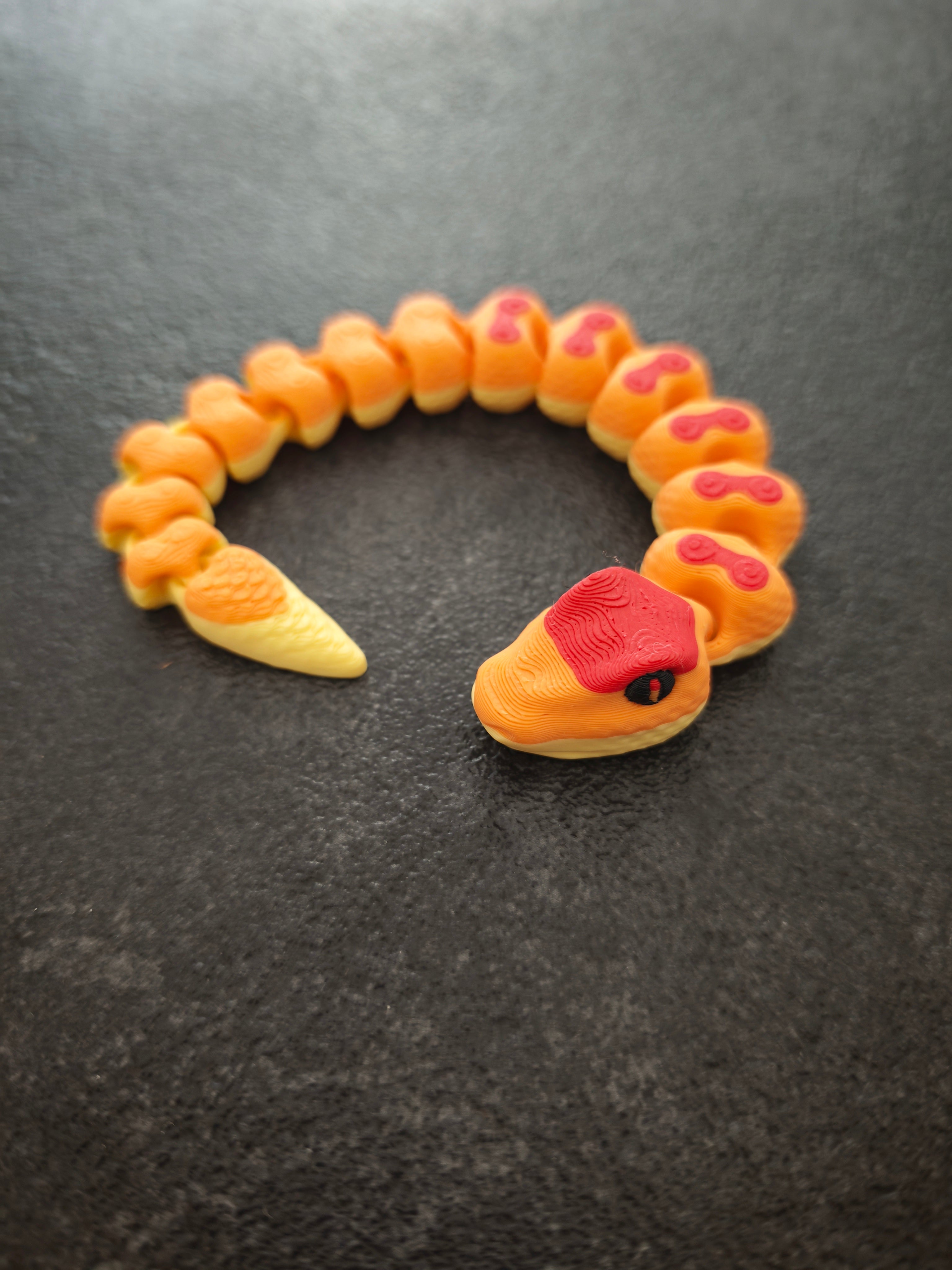 kleine Schlange gelb, orange, rot