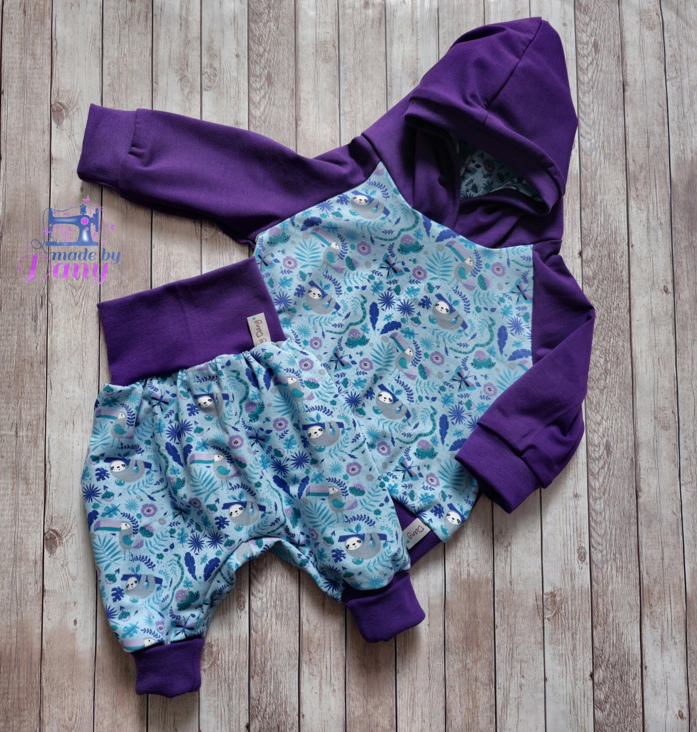 Set Faultier hellblau, violett 1x Pumphose lang (62/68) & 1x Kapuzenpullover (68)