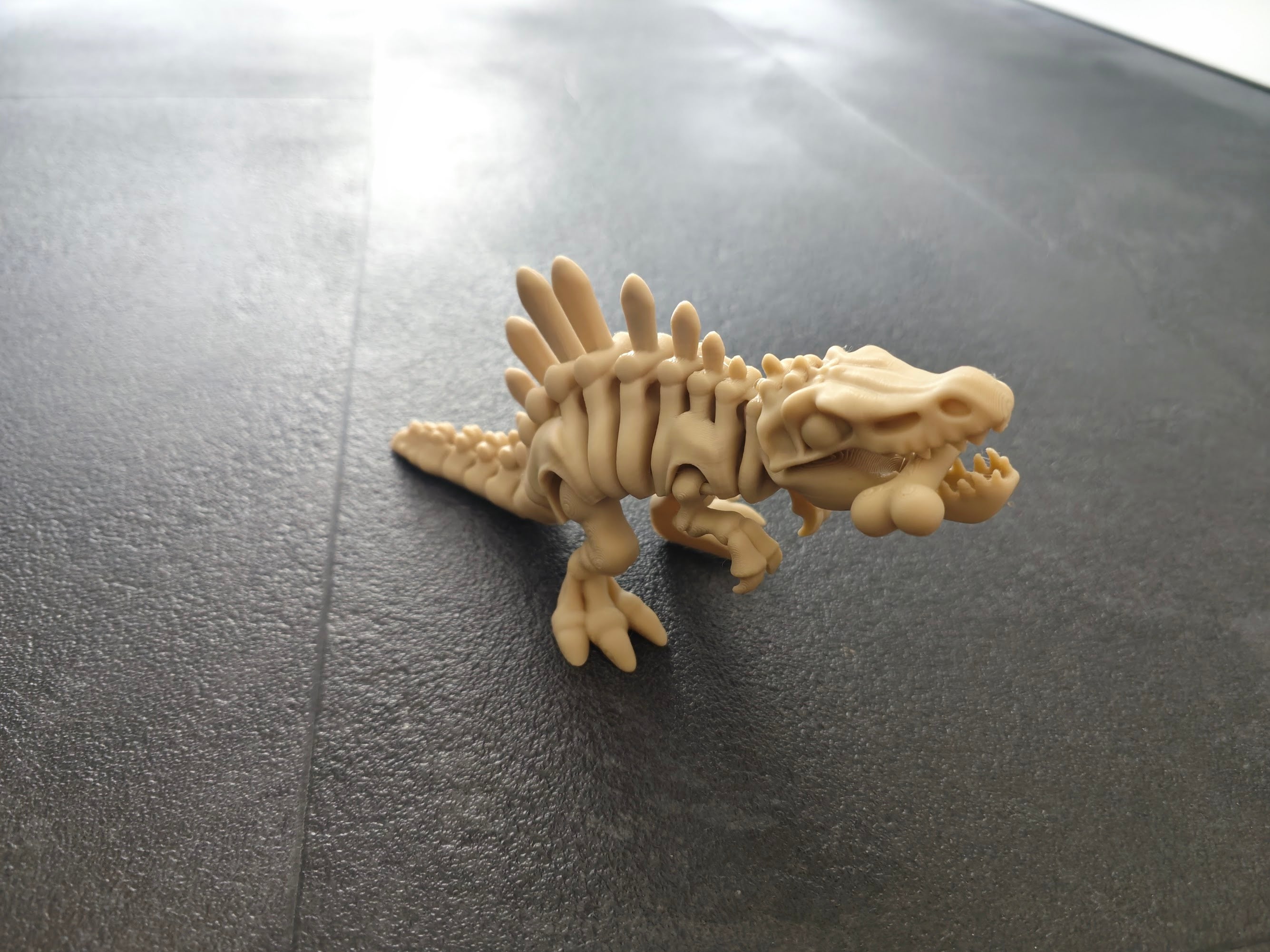 Spinosaurus mit Knochen knochen