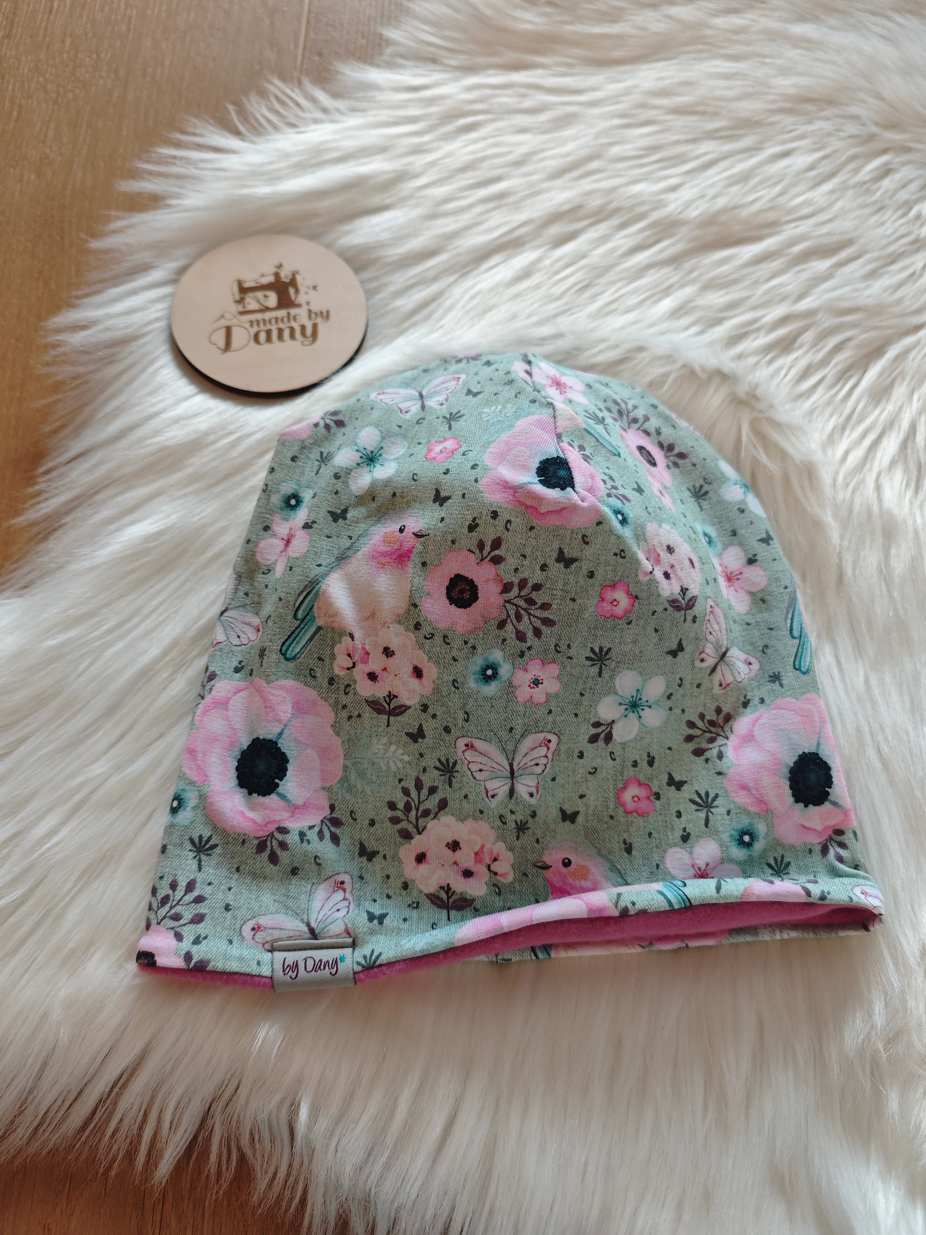 Beanie innen gefüttert kleine Vögel, Schmetterlinge, Blumen hellgrün ca. 52 cm