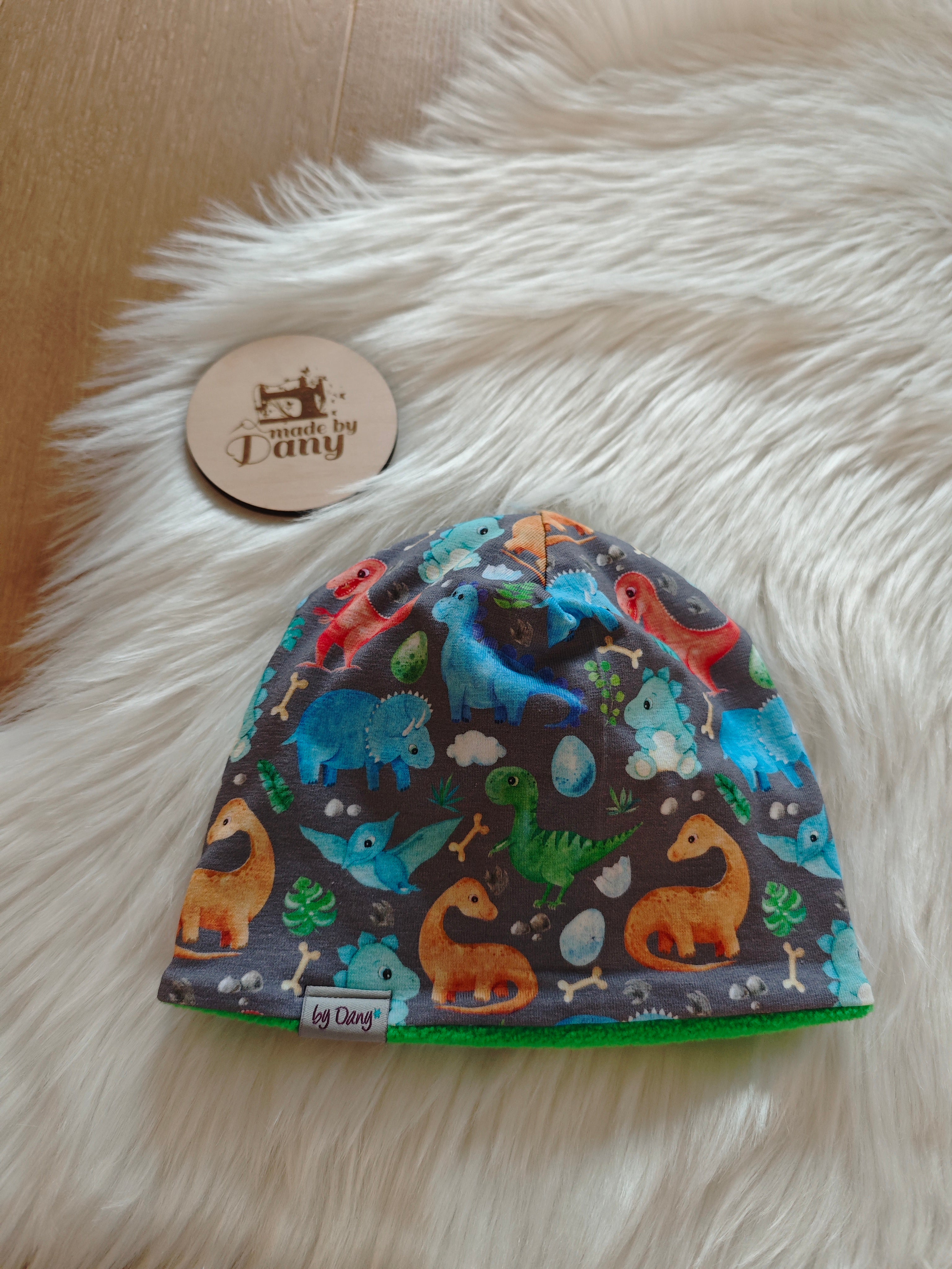 Beanie innen gefüttert bunte Dinos auf grau ca. 46-48 cm