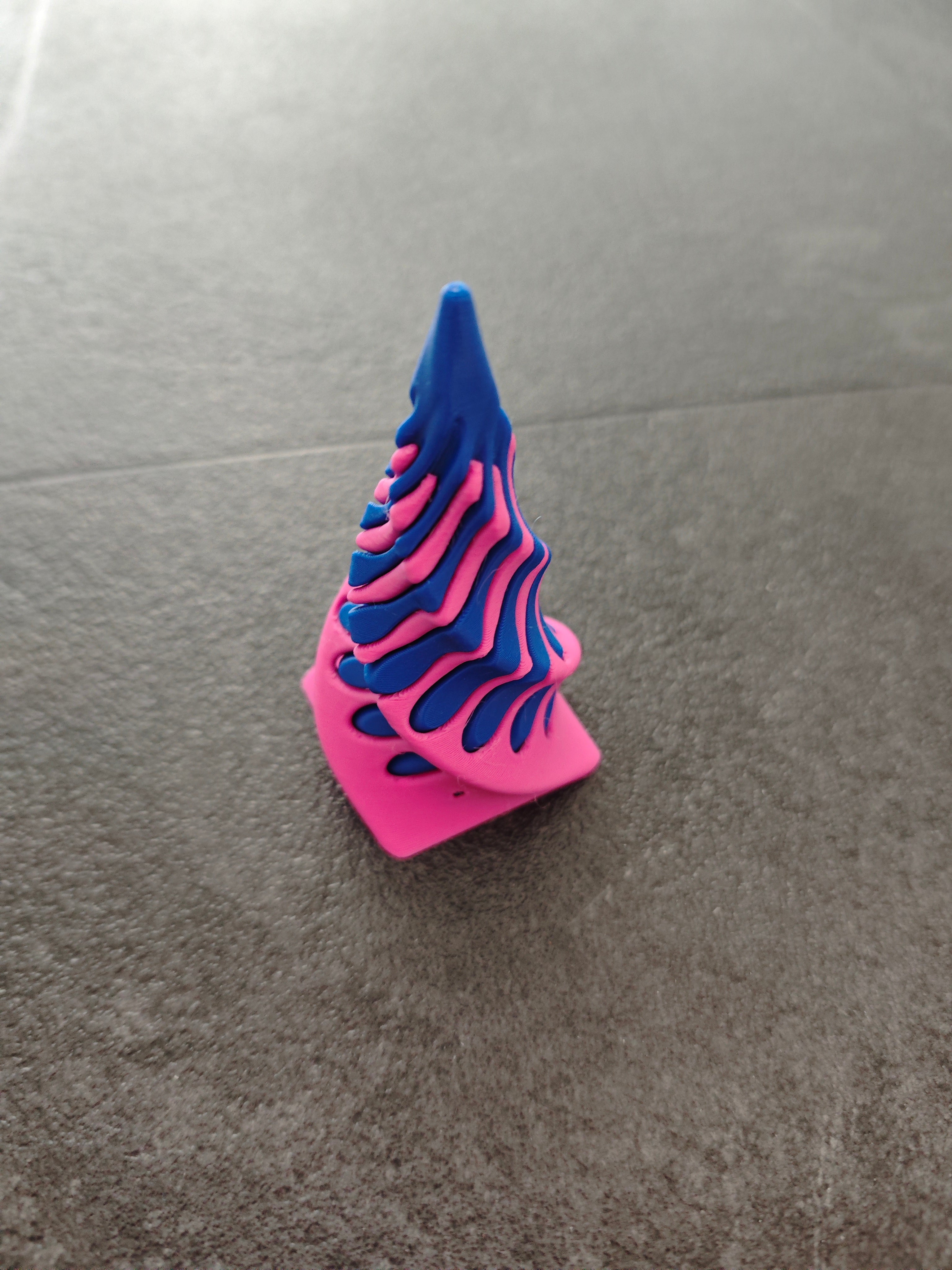 Unmöglich verdrehte Pyramide pink, blau