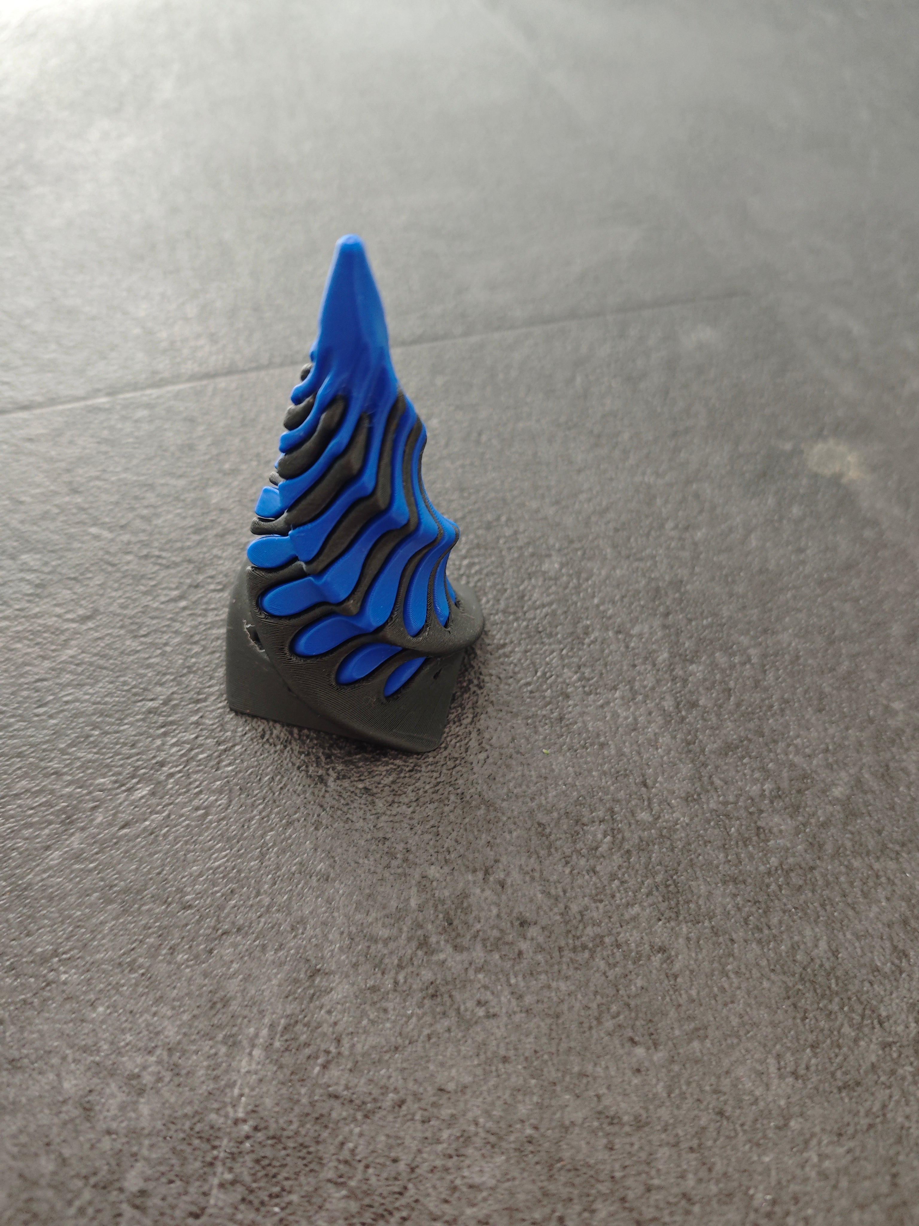 Unmöglich verdrehte Pyramide schwarz, blau