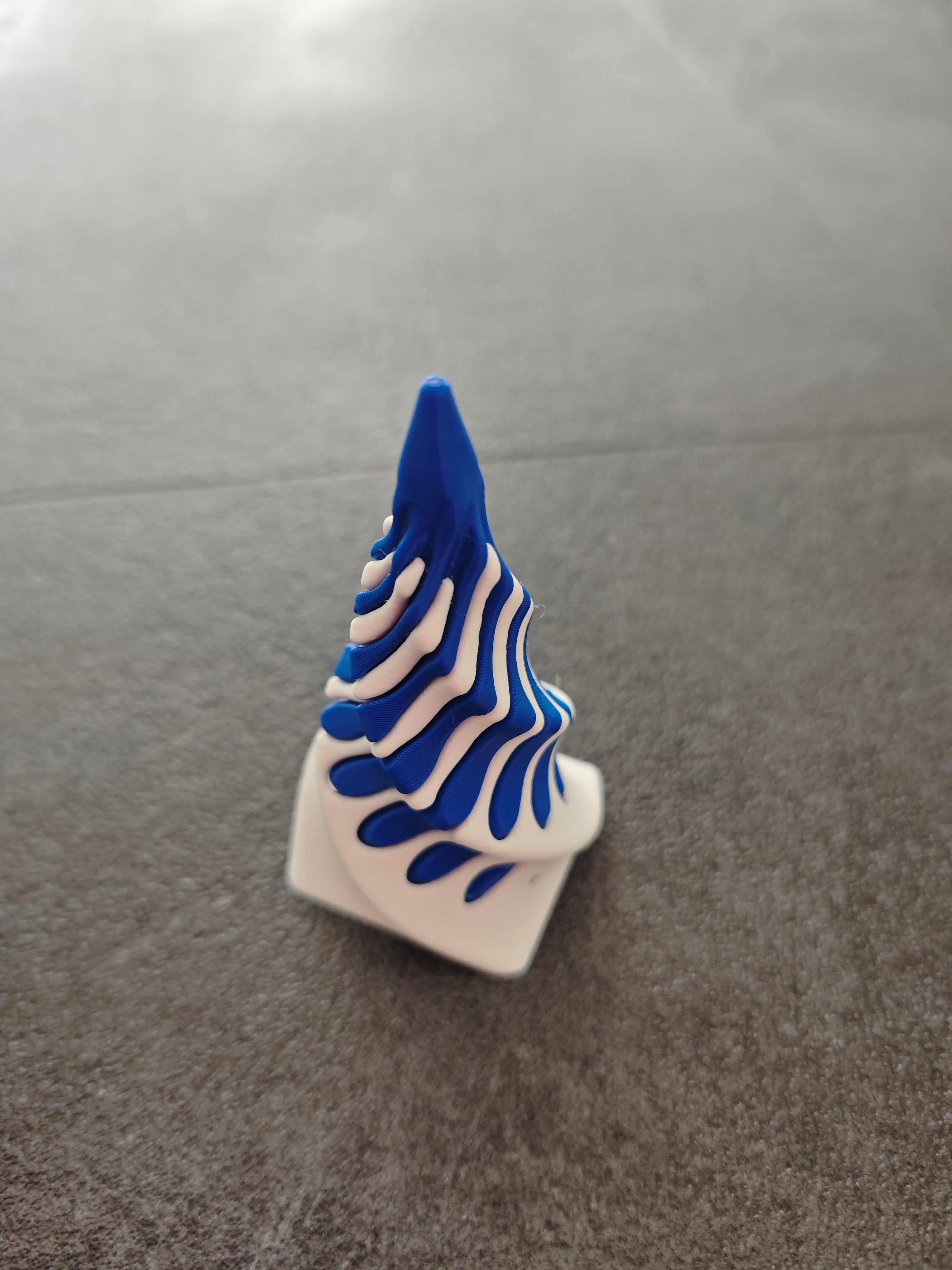 Unmöglich verdrehte Pyramide weiss, blau