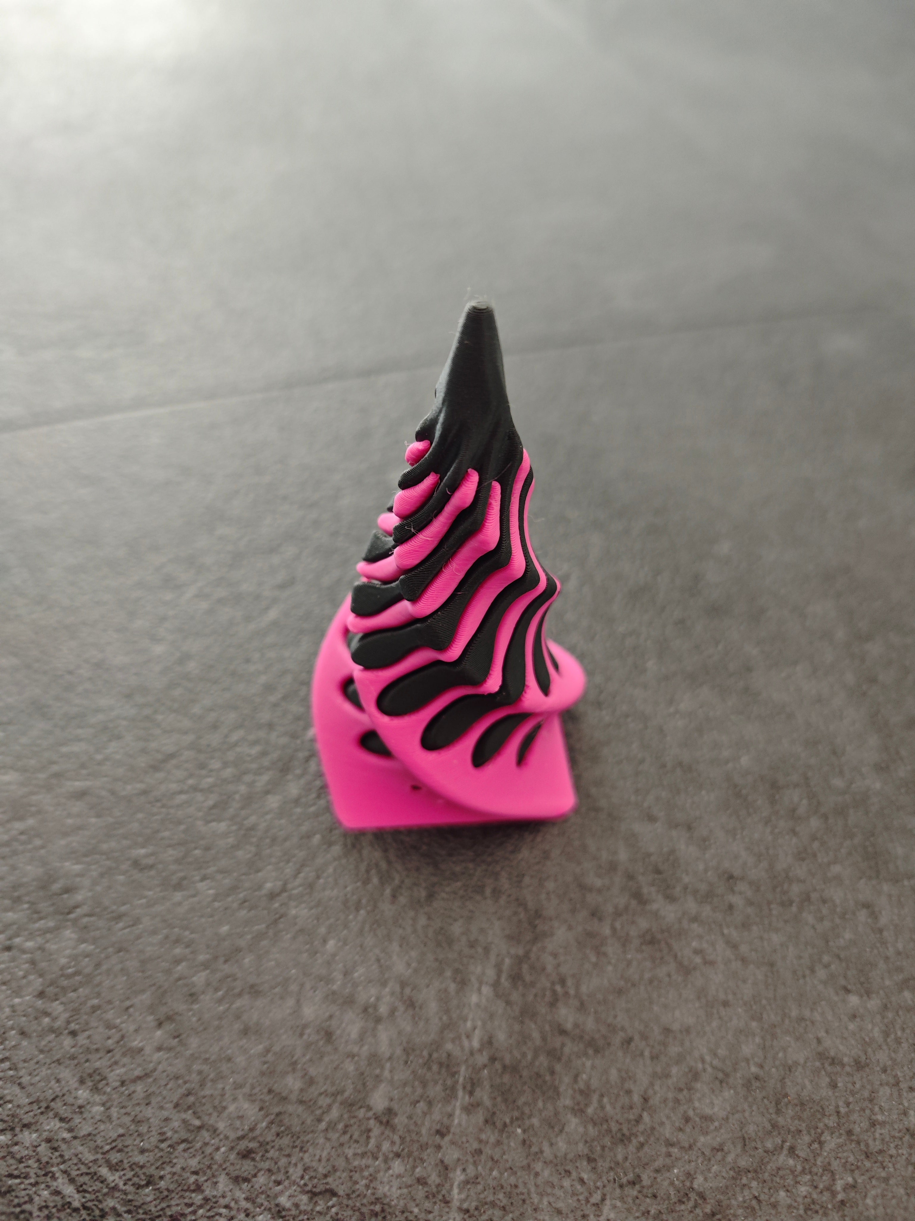 Unmöglich verdrehte Pyramide pink, schwarz
